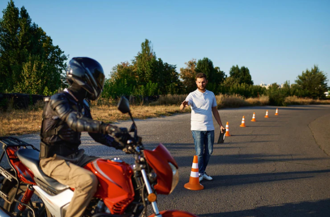 Aluno tendo aula de moto